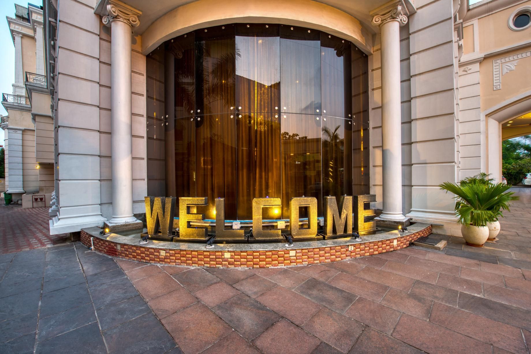 Hotel Le Royal Park entrance 2