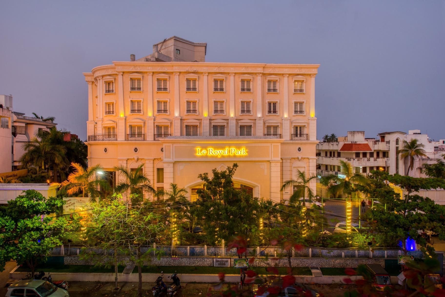 Hotel Le Royal Park entrance