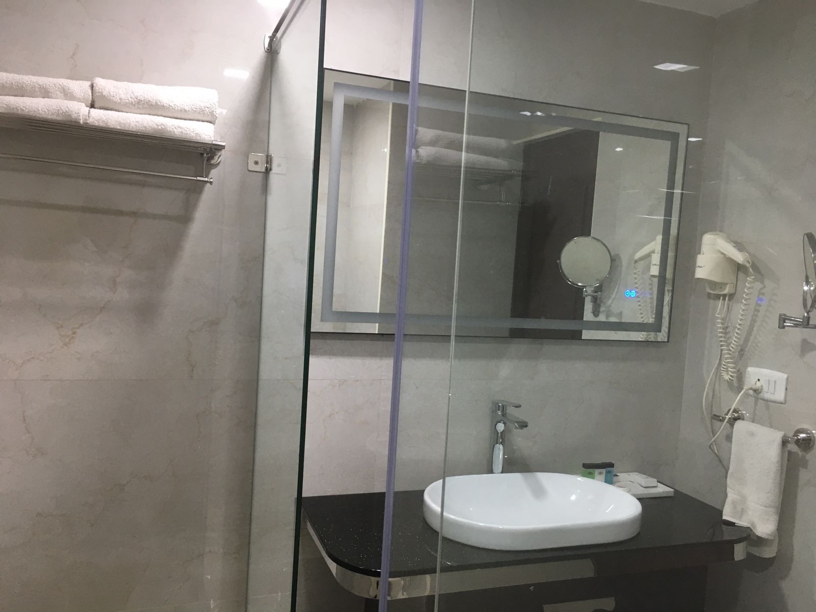 Hotel Le Royal Park Deluxe room ( King or Twin ) 5