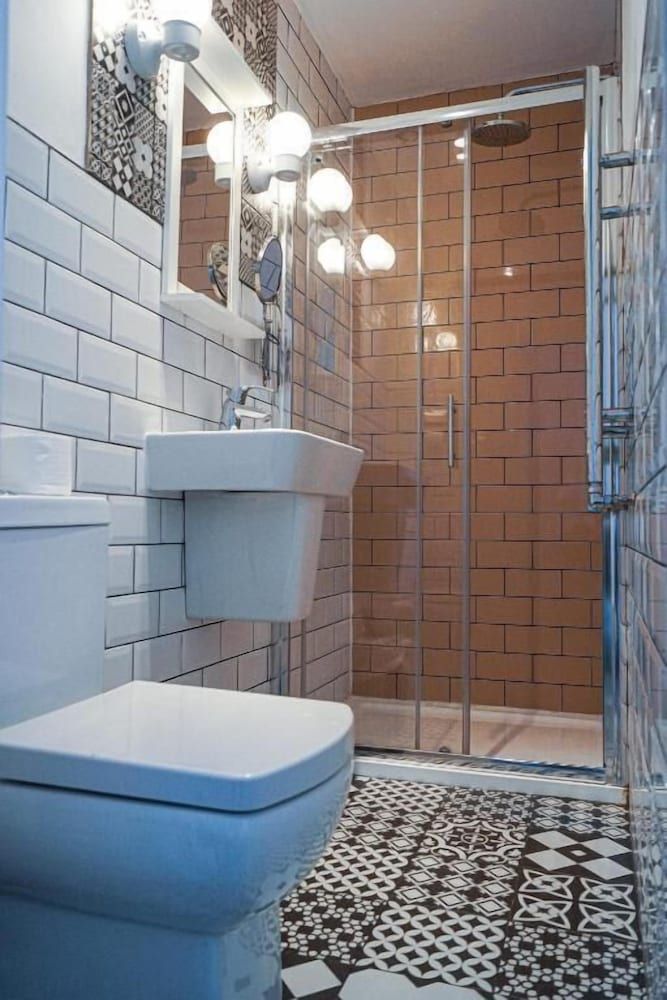 Plaza Hotel Hammersmith Standard Double Room 2