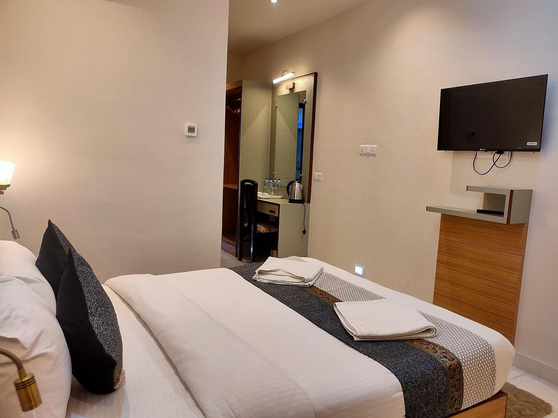 HVH Hotel Kashi Vishwanath Deluxe Double Room 10