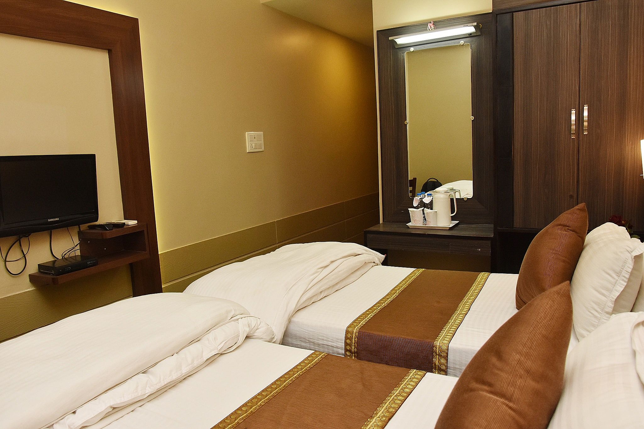 HVH Hotel Kashi Vishwanath Deluxe Twin Room 2