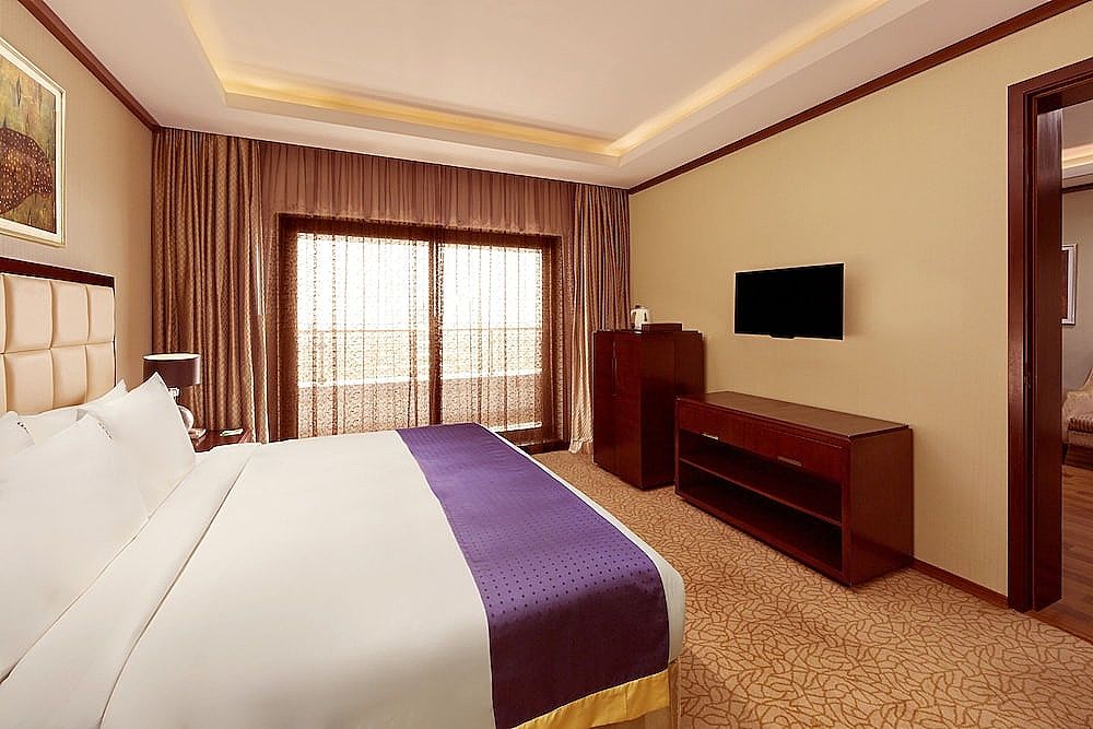 Room, 1 King Bed, Smoking (Living, High Floor)
