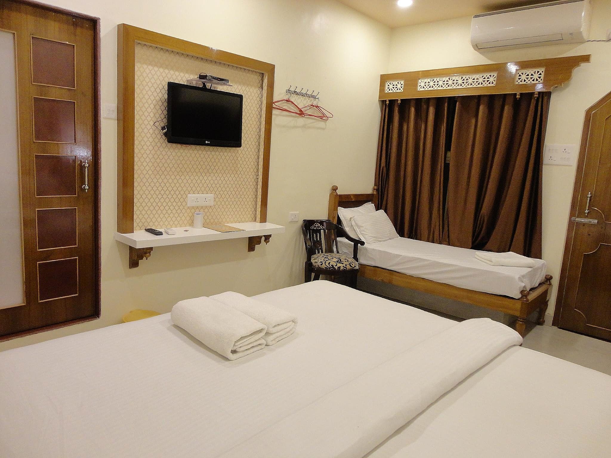 Hotel Temple On Ganges Compact Double Bed River View 13