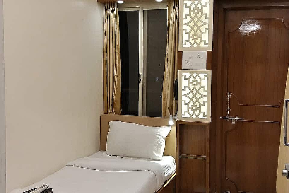 Hotel Temple On Ganges Compact Double Bed River View 11