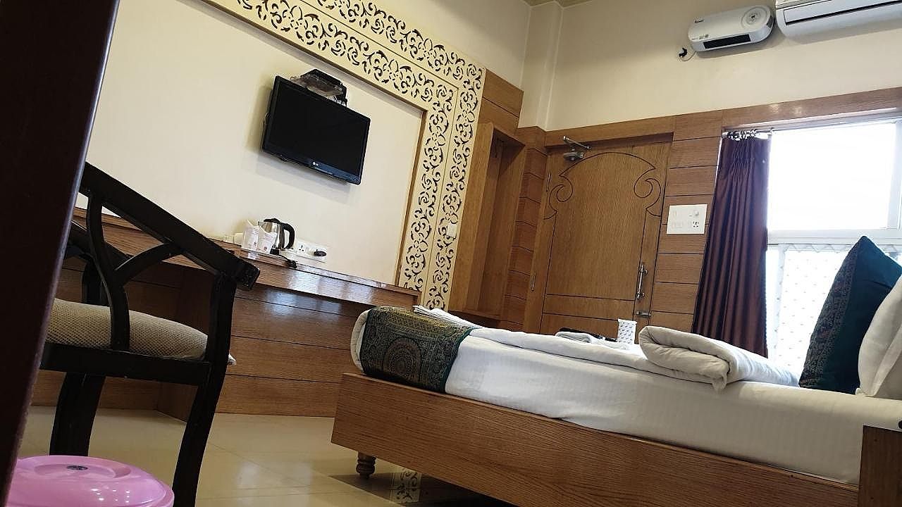 Hotel Temple On Ganges Deluxe Double Bed City View 11
