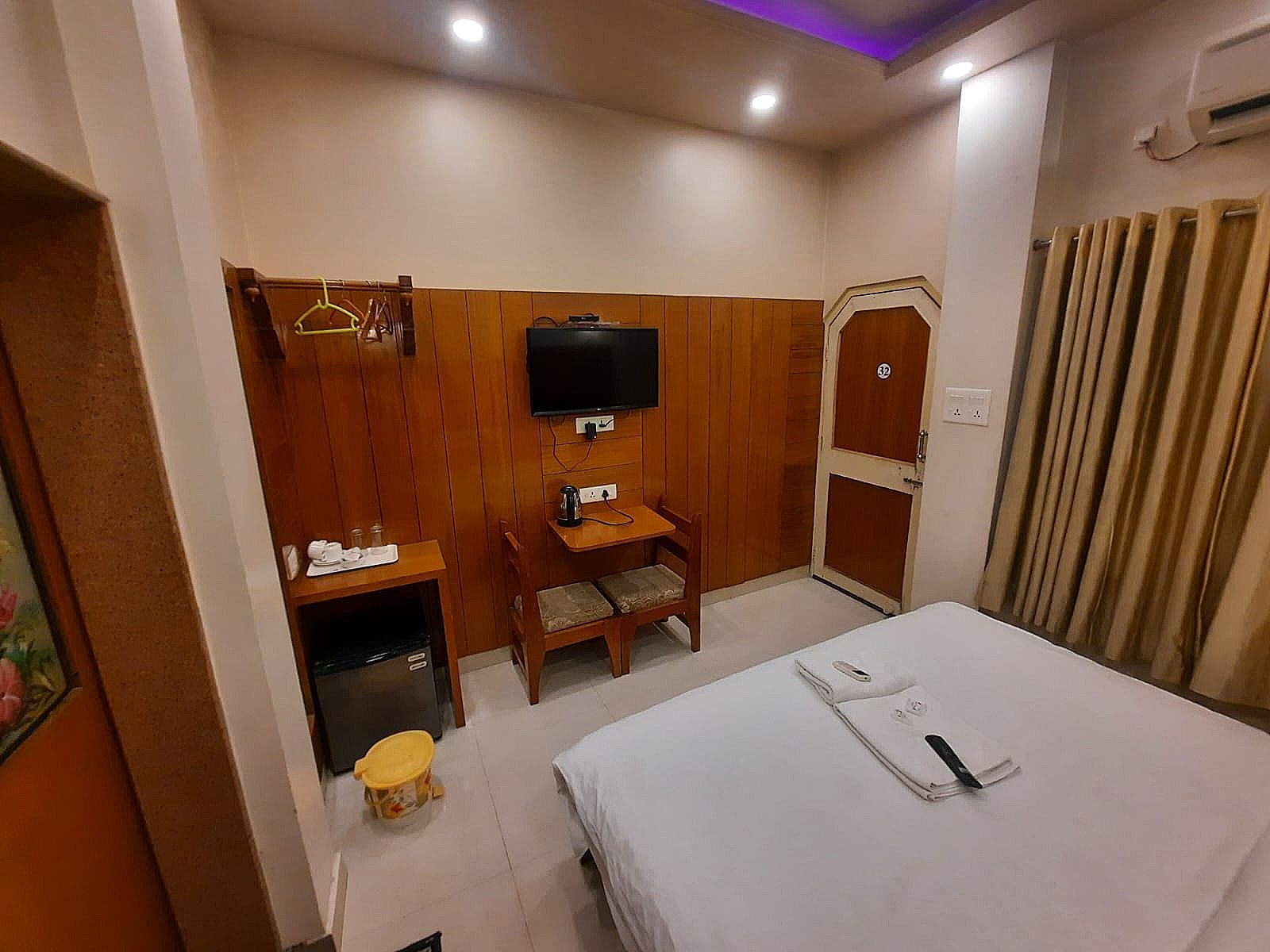 Hotel Temple On Ganges Compact Double Bed River View 3