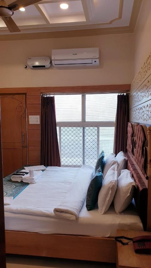 Hotel Temple On Ganges Deluxe Double Bed City View 3