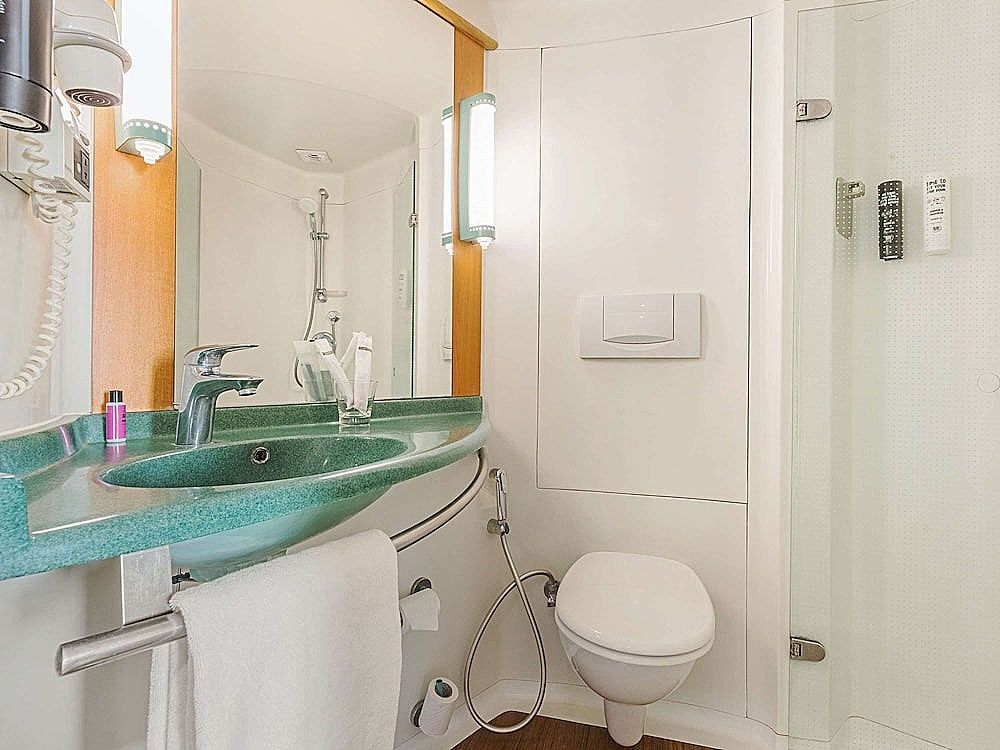 ibis Bengaluru Hosur Road Hotel Standard Twin Room, 2 Twin Beds 10