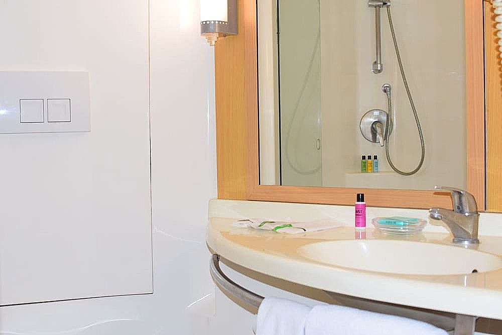ibis Bengaluru Hosur Road Hotel Standard Twin Room, 2 Twin Beds 8