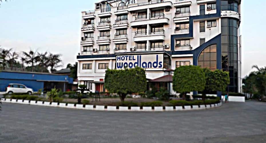 hotels in vapi hotel woodlands vapi front view