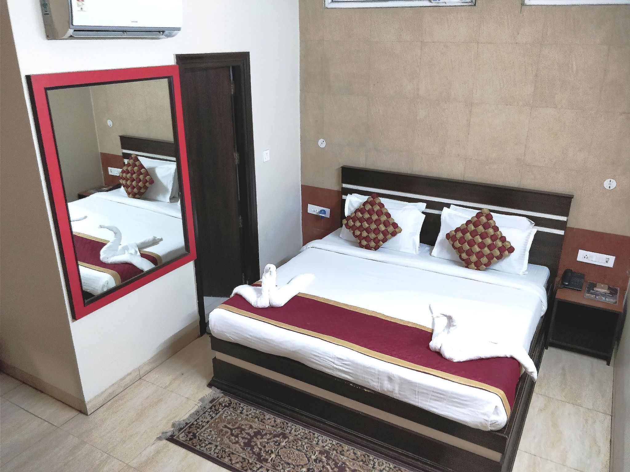 Hotel Jinendra Inn Deluxe Room