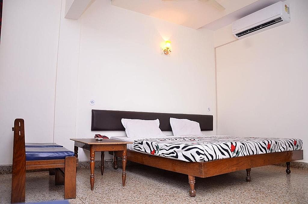 Gautam Hotel Deluxe Room 7