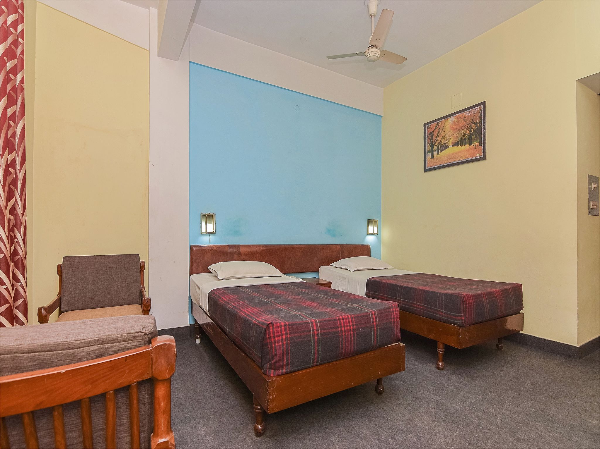 Gautam Hotel Deluxe Room 4
