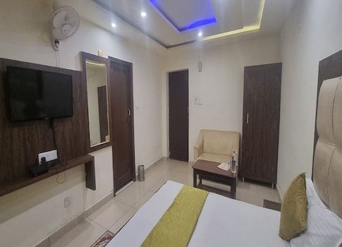 HOTEL BOMBAY PALACE Deluxe Rooms (Non-View)