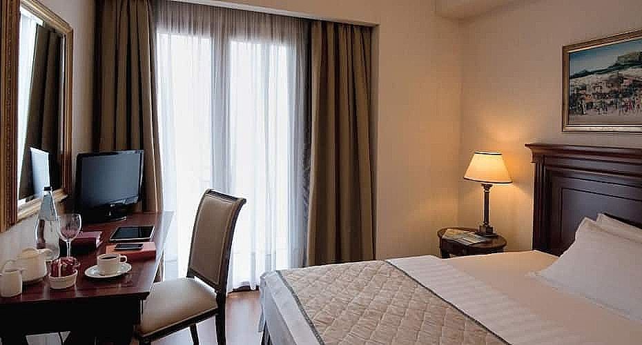 Shivam Hotel Deluxe Room 3