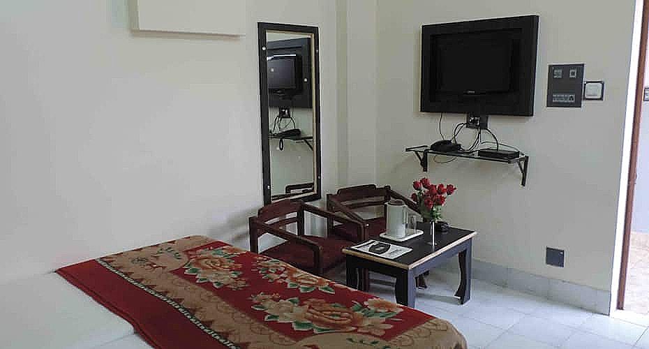 Shivam Hotel Deluxe Room 4