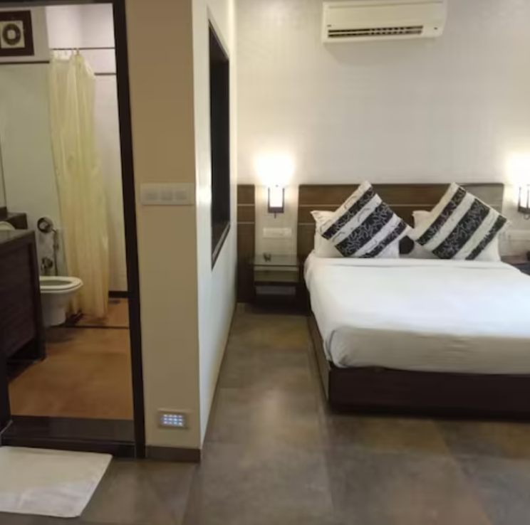 Classic Family Room With FREE Shuttle Pickup - Drop to Sai Baba Temple.