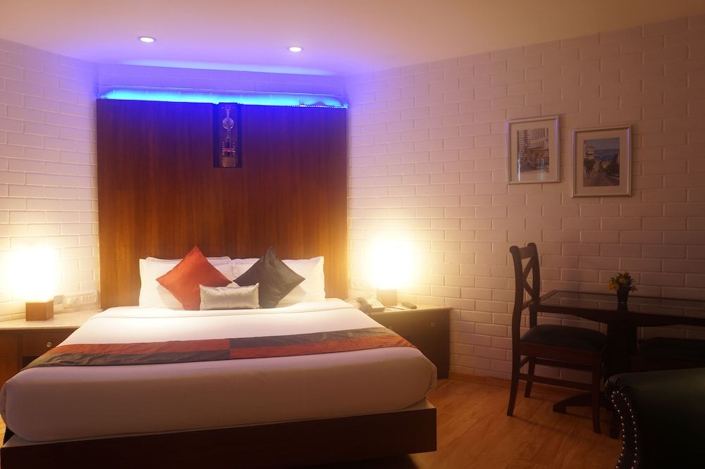 undefined SFO Hotel & Suites 8