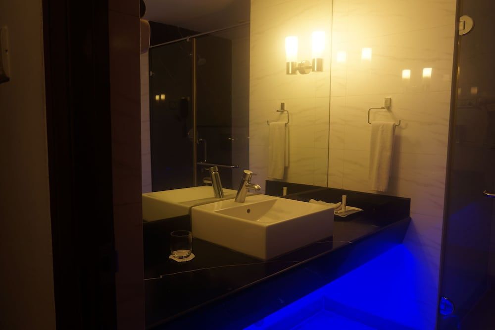 undefined SFO Hotel & Suites 9