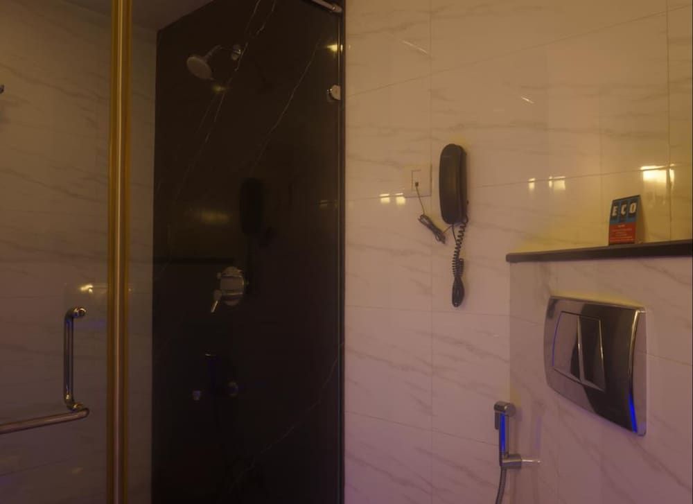 undefined SFO Hotel & Suites 10