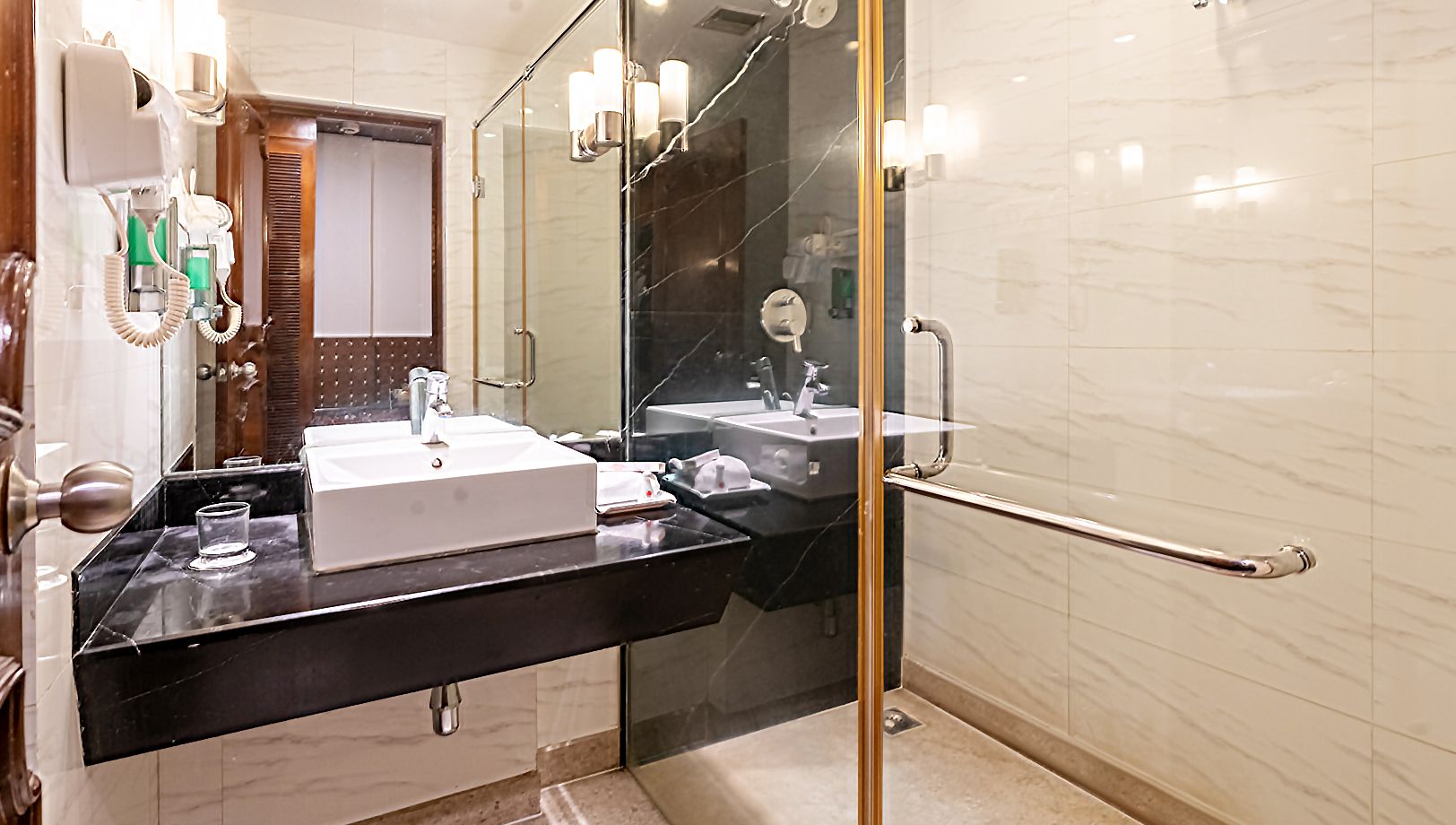 undefined SFO Hotel & Suites 6