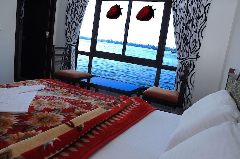 Cosy Houseboat Deluxe Double or Twin Room, 1 Double Bed, Accessible, Lake View 8