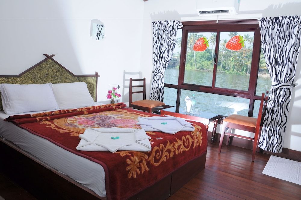 Cosy Houseboat Deluxe Double or Twin Room, 1 Double Bed, Accessible, Lake View 4