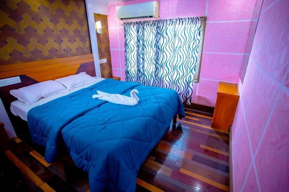 Cosy Houseboat Deluxe Double or Twin Room, 1 Double Bed, Accessible, Lake View 9