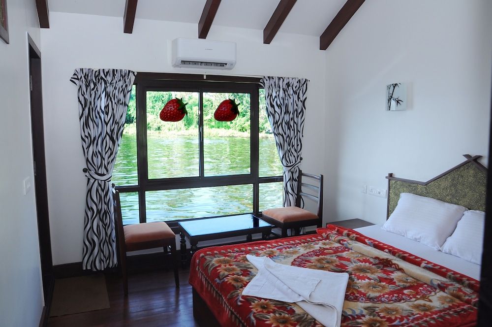 Cosy Houseboat Deluxe Double or Twin Room, 1 Double Bed, Accessible, Lake View 6