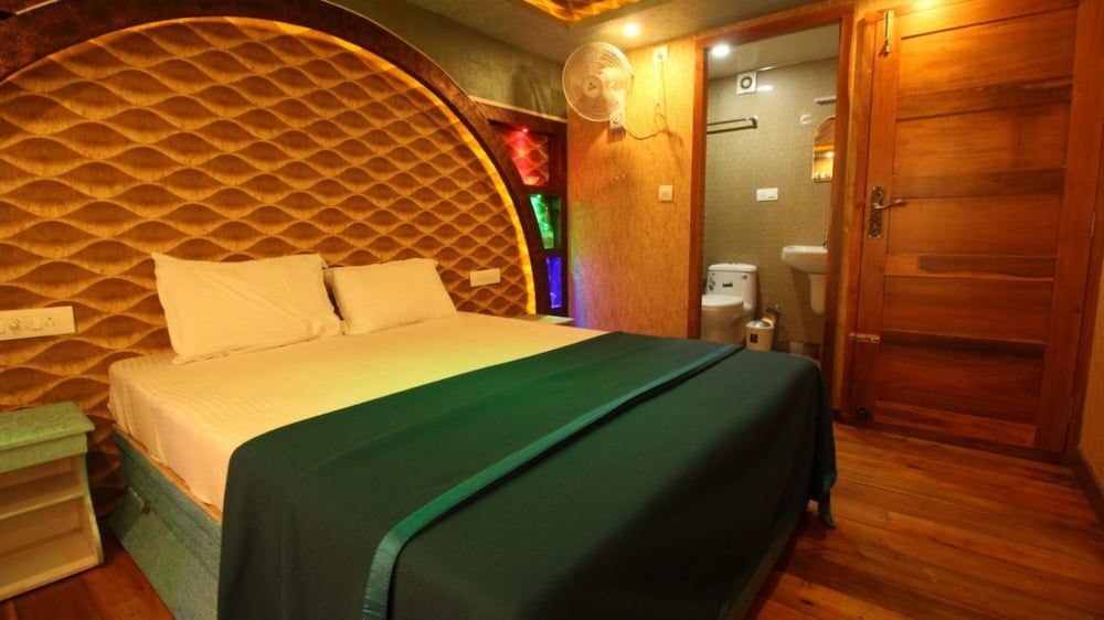 Cosy Houseboat Deluxe Double or Twin Room, 1 Double Bed, Accessible, Lake View 17