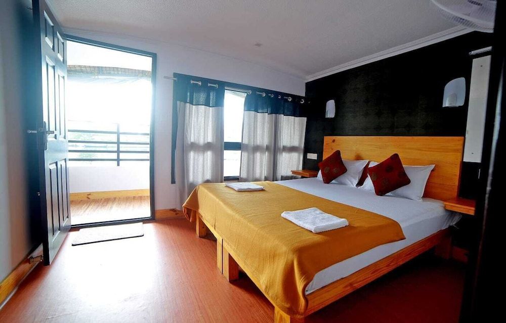 Cosy Houseboat Deluxe Double or Twin Room, 1 Double Bed, Accessible, Lake View 3