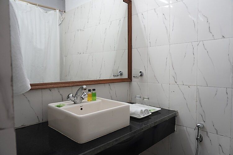 Hotel Madhuvan AC Deluxe Room 3