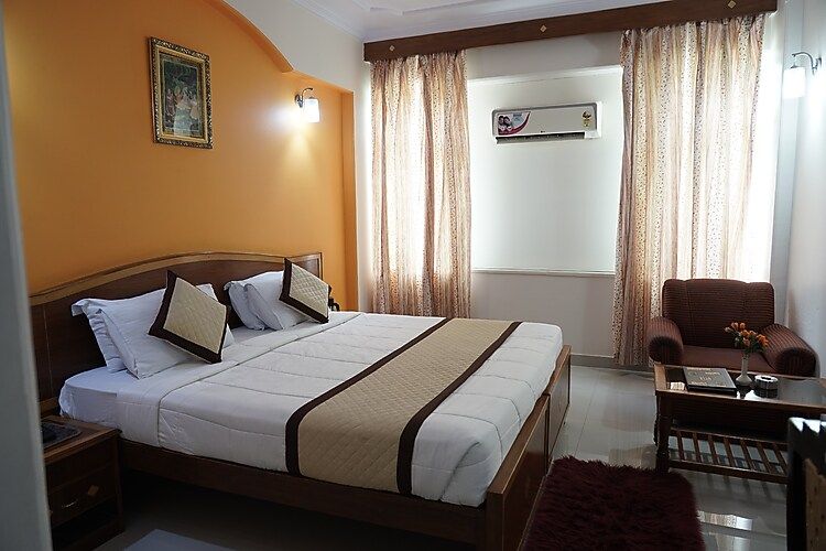 Hotel Madhuvan AC Deluxe Room 5