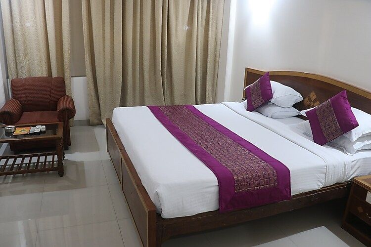 Hotel Madhuvan AC Deluxe Room 6