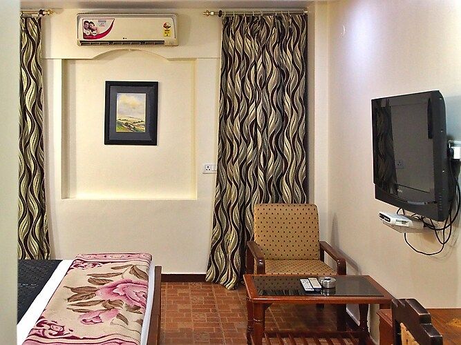 Hotel Madhuvan AC Deluxe Room 4