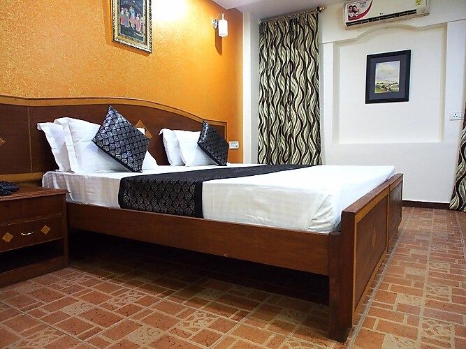 Hotel Madhuvan AC Deluxe Room 9