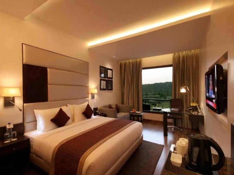Golden Tulip Panchkula Deluxe Double or Twin Room  with Balcony 5