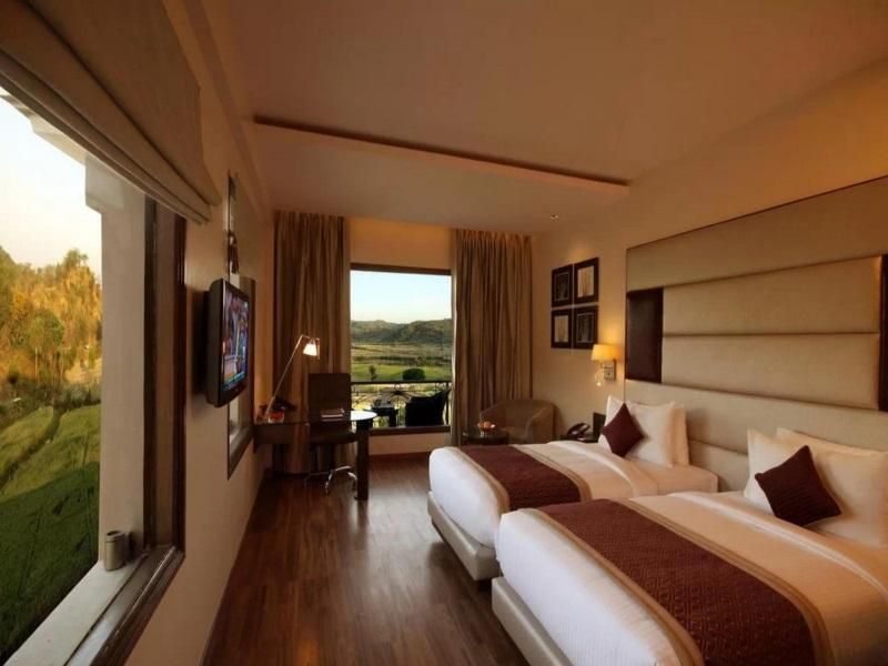 Golden Tulip Panchkula Deluxe Double or Twin Room  with Balcony 4