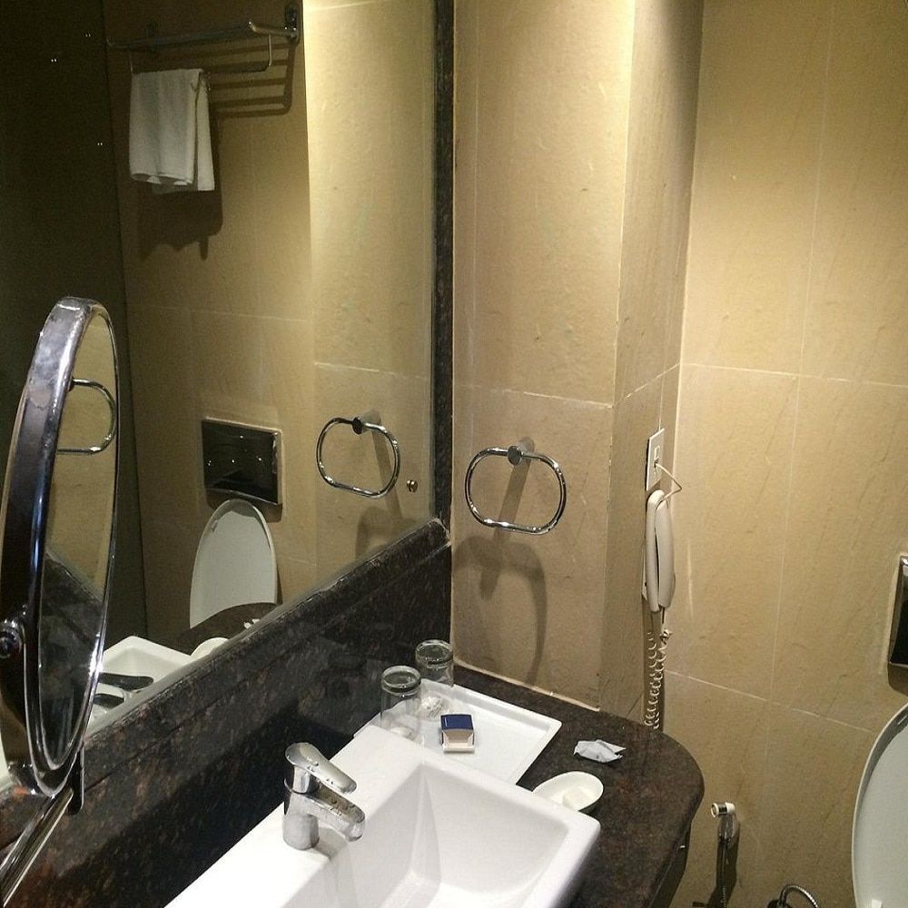 Golden Tulip Panchkula Deluxe Double or Twin Room  with Balcony 7