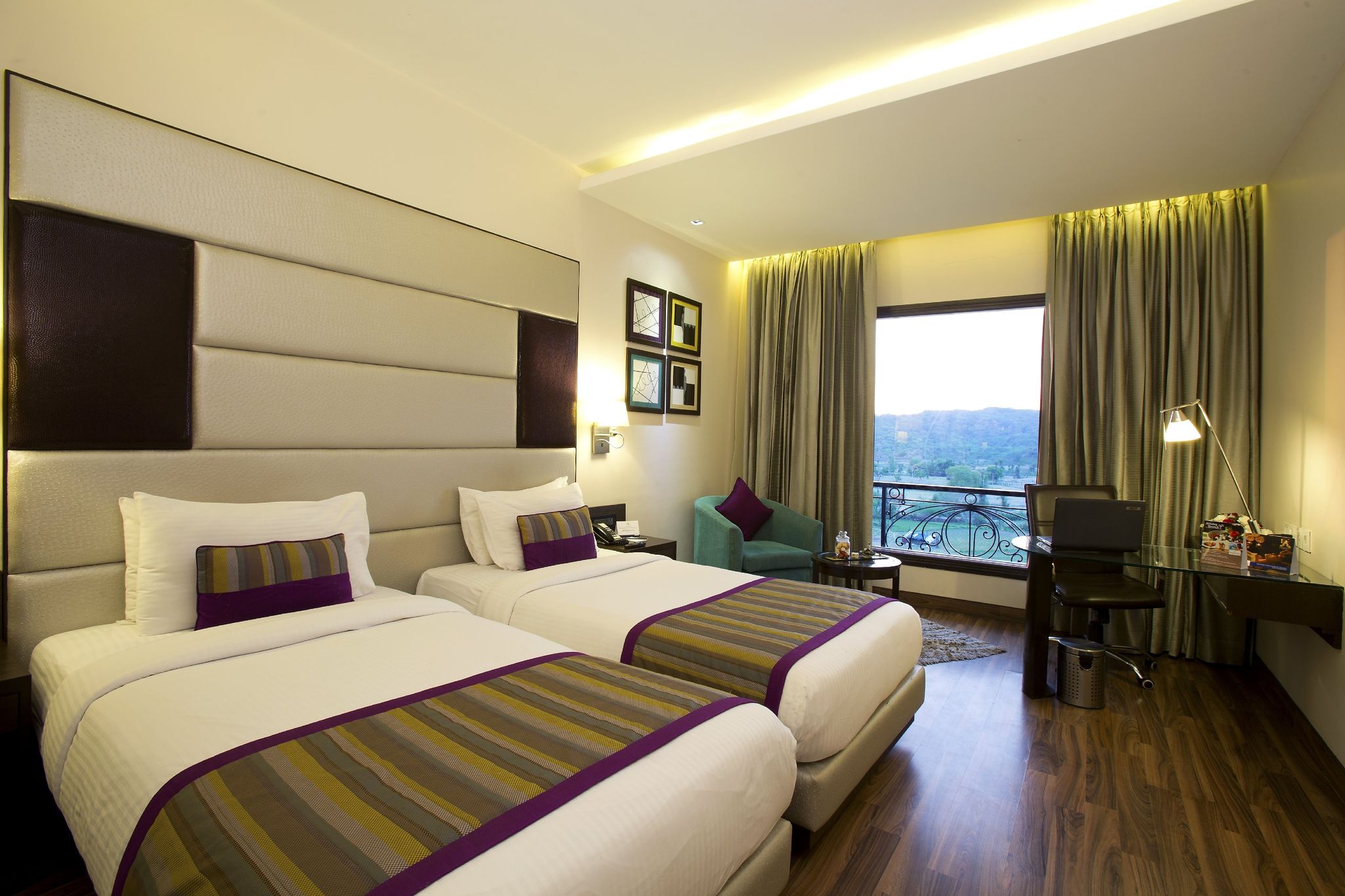 Golden Tulip Panchkula Deluxe Double or Twin Room  with Balcony 6