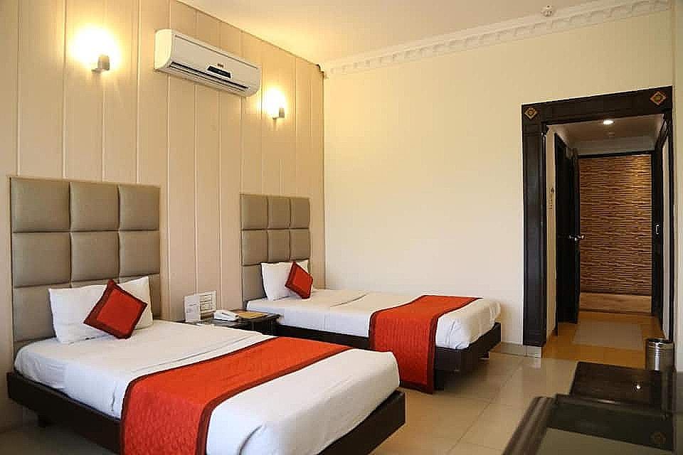 Hotel Orange 35 Luxury Room with Work Desk 5