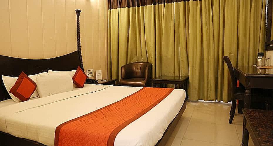 Hotel Orange 35 Luxury Room with Work Desk 3