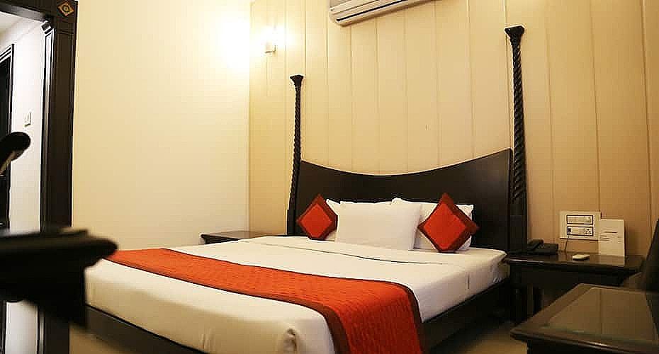 Hotel Orange 35 Luxury Room with Work Desk 2