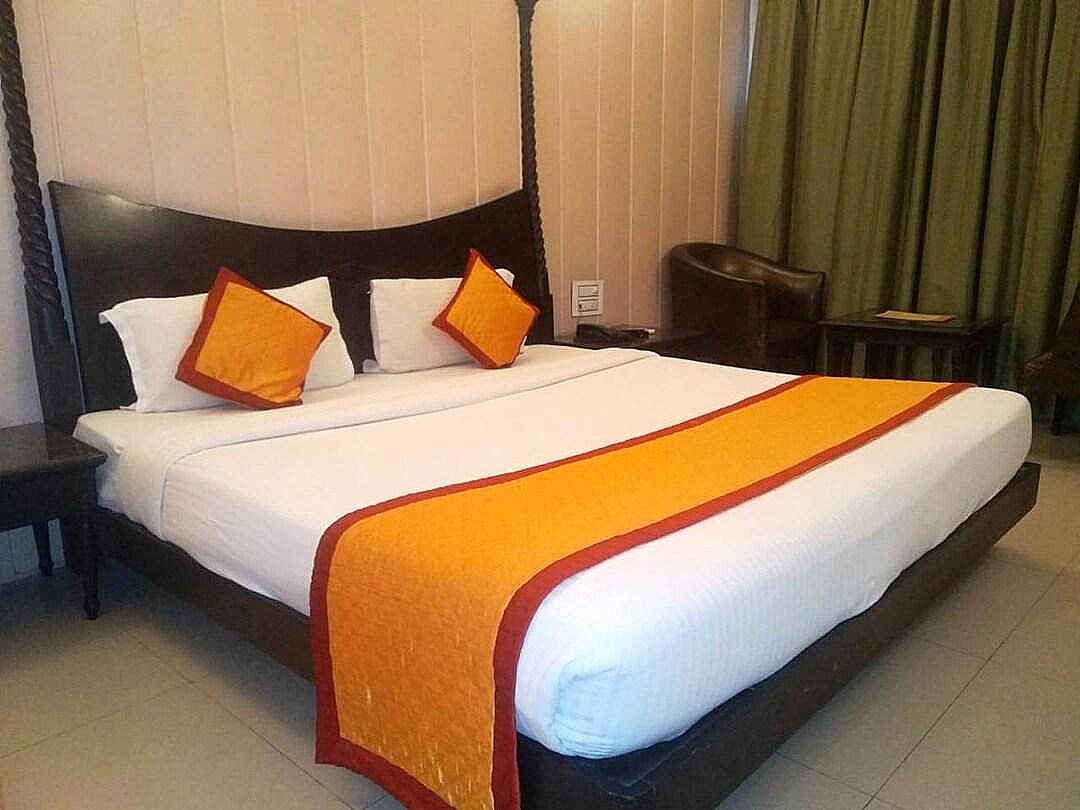 Hotel Orange 35 Luxury Room with Work Desk 6