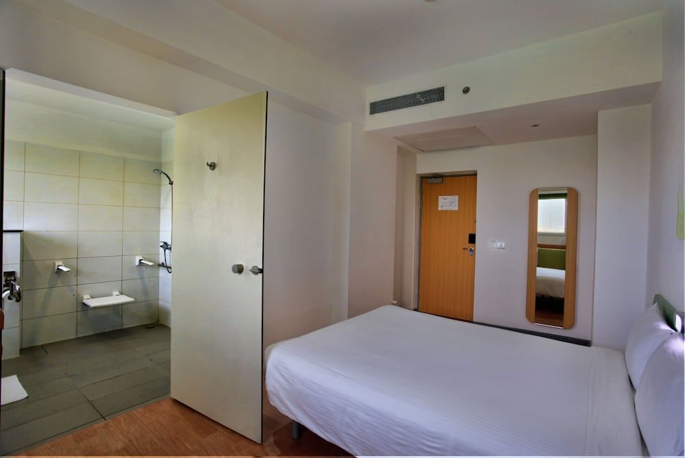 Hotel Caspia Pro Greater Noida Standard Queen Room