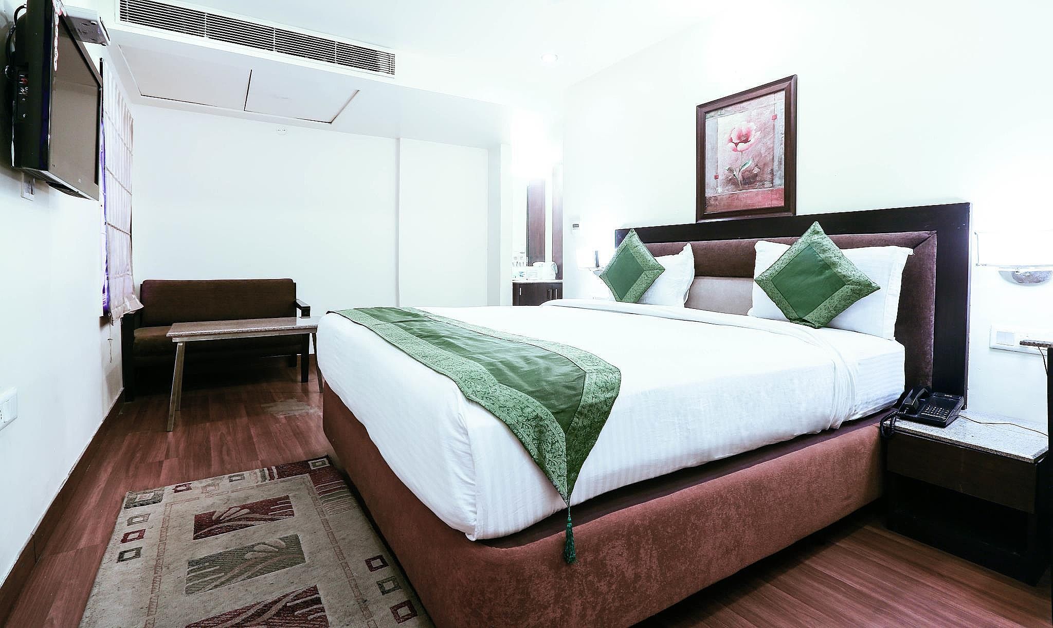 Hotel Fairway Deluxe Room 12