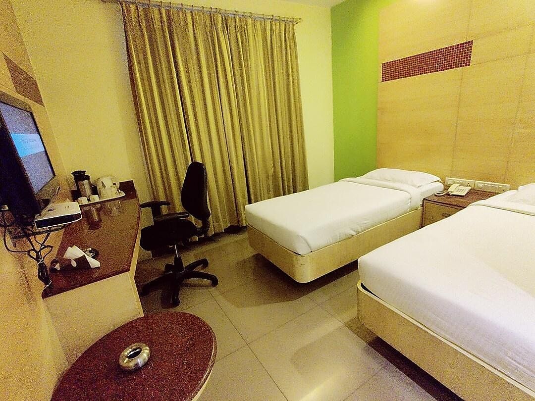 OYO 16557 Sri Krishna International Standard Air Conditioning Room