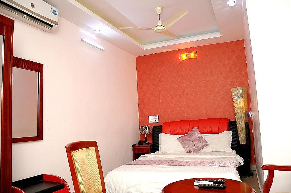 Hotel Kings Kastle Standard Double Room with Fan 2