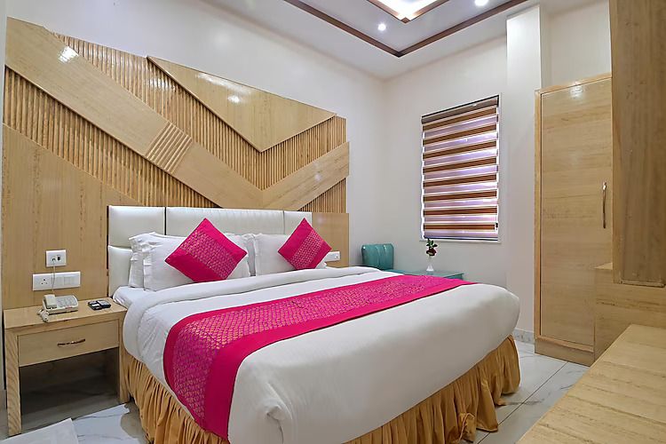 Luxury Suite With Bathtub Free Wi-Fi and 1 Complimentary Snack Basket